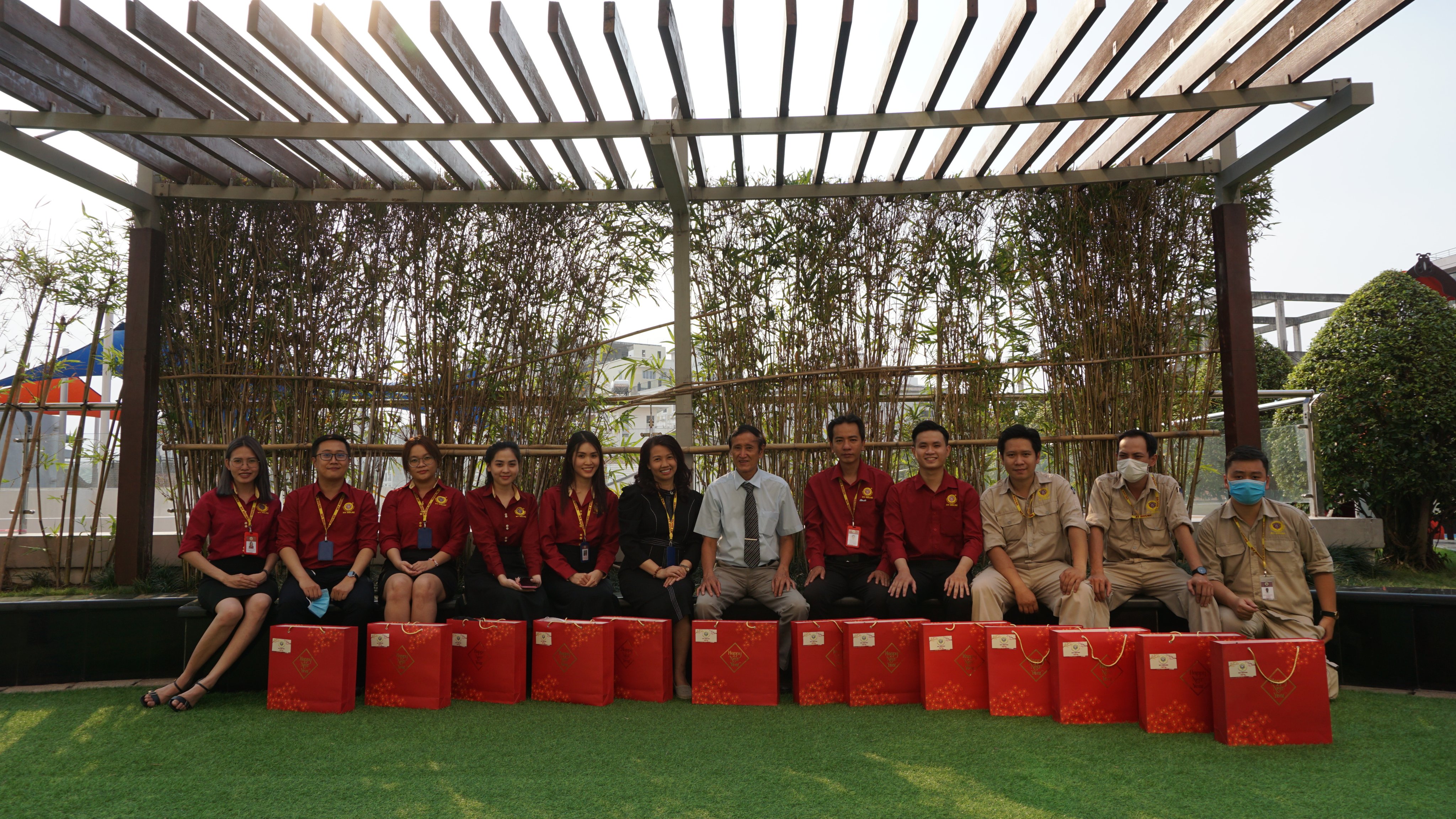 Ban Lãnh đạo My House tận tay trao quà đến nhân viên