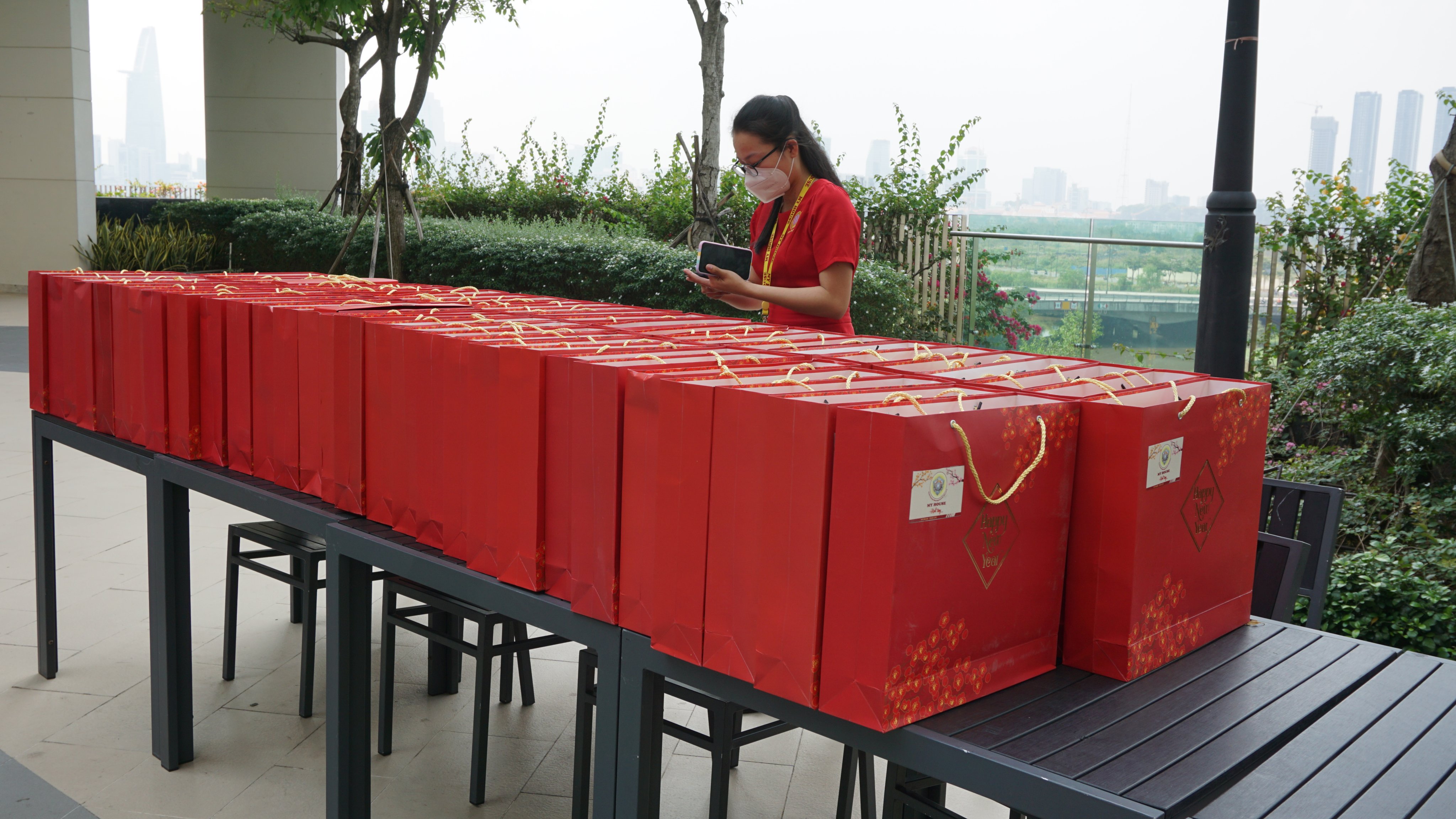 Ban Lãnh đạo My House tận tay trao quà đến nhân viên