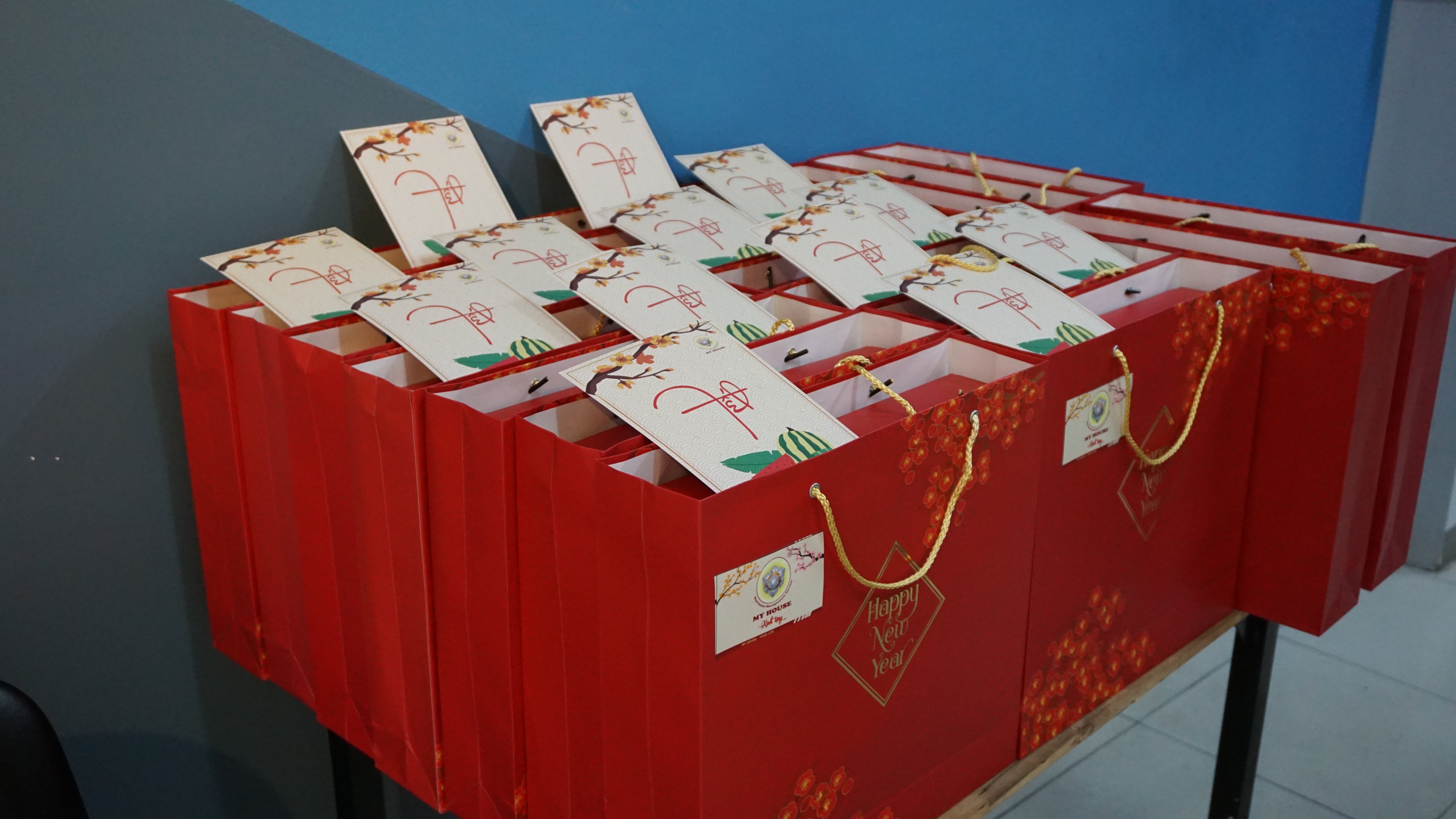 Ban Lãnh đạo My House tận tay trao quà đến nhân viên