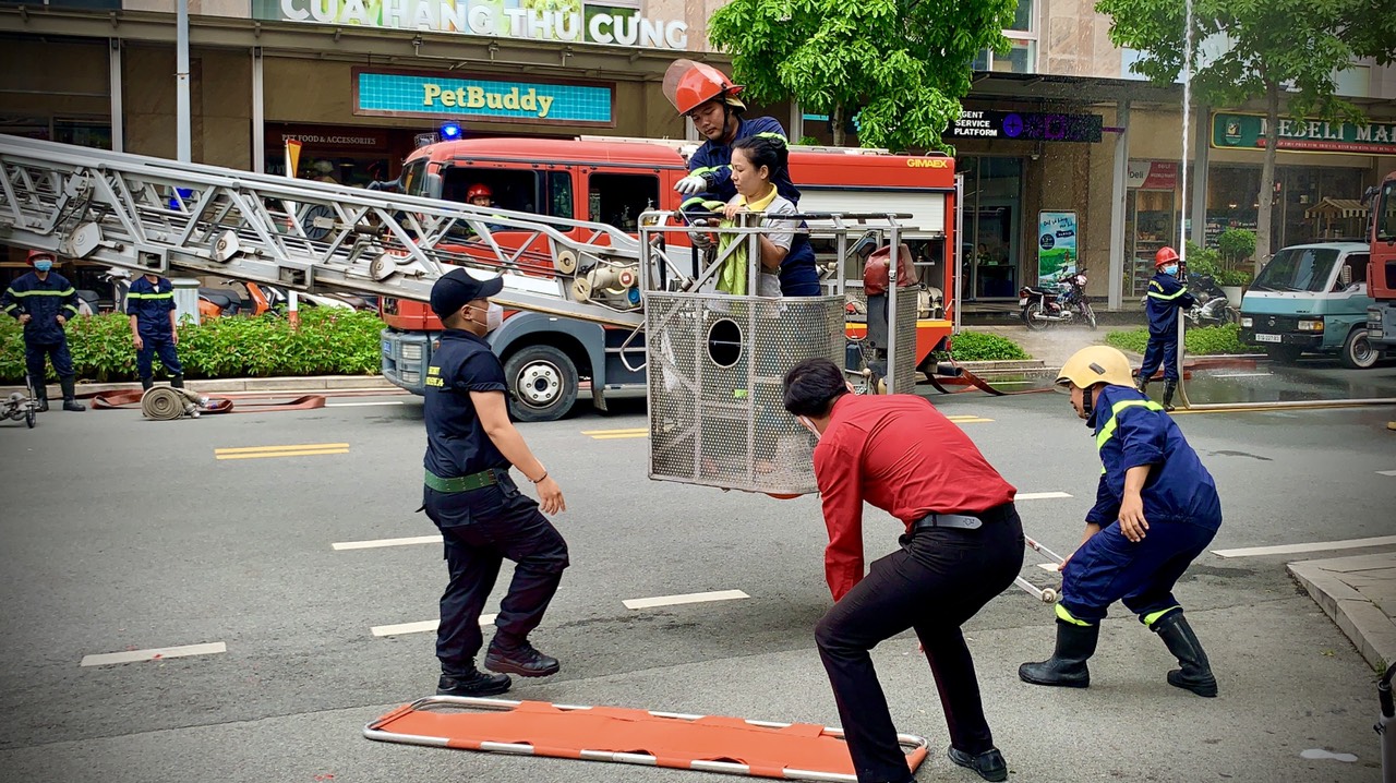 A firetruck on the streetDescription automatically generated with medium confidence