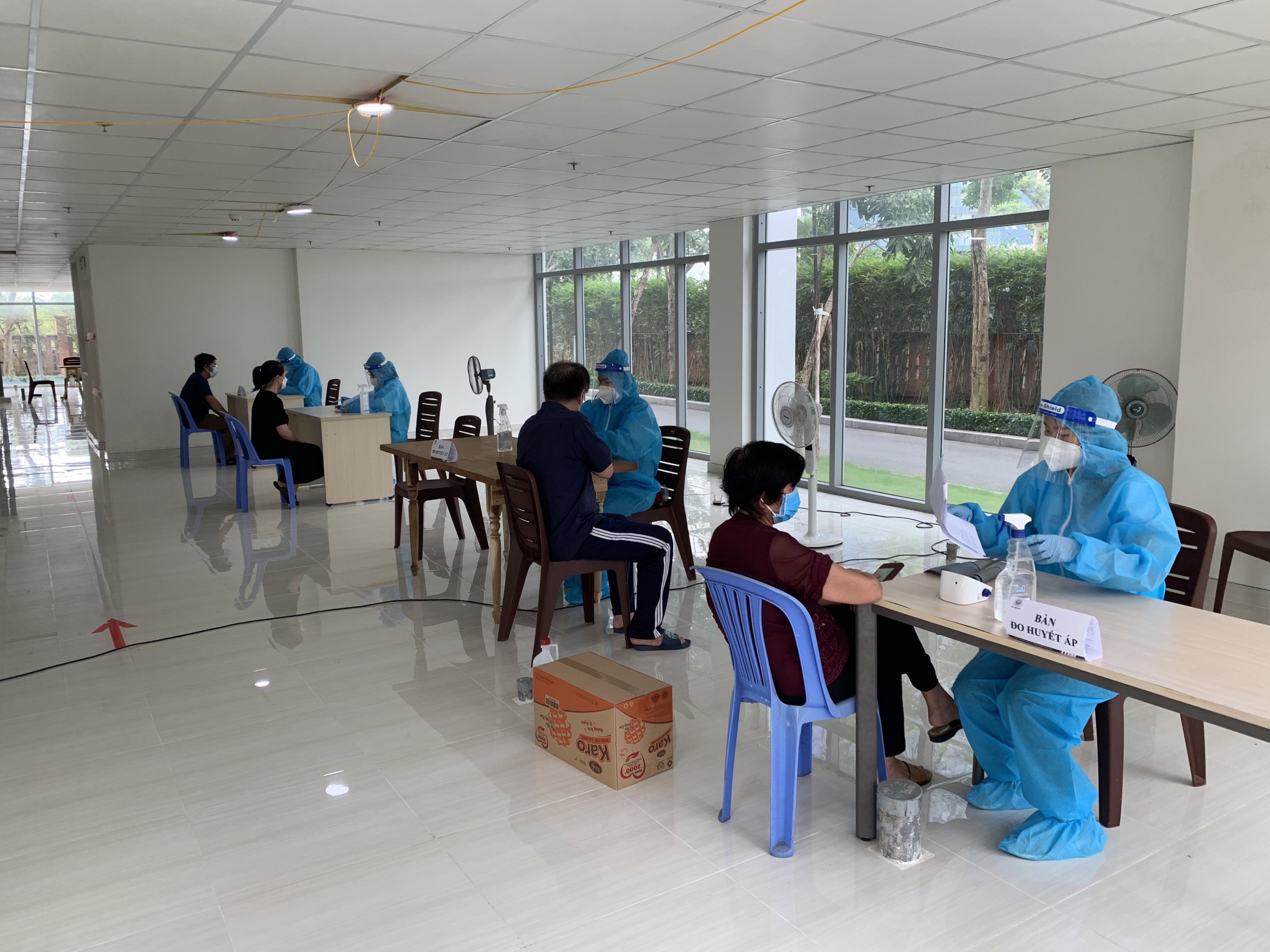 Cư dân đang được khám sàng lọc trước khi tiêm.