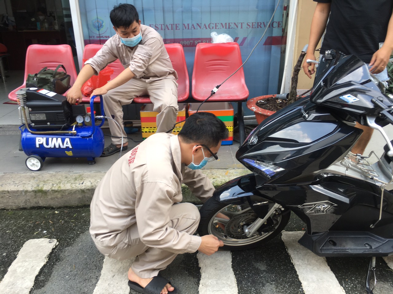 BQL MY HOUSE CHỦ ĐỘNG CHUẨN BỊ BÌNH KHÍ NÉN, BÌNH ẮC QUY ĐỂ BƠM BÁNH XE VÀ KÍCH BÌNH XE MÁY CHO CƯ DÂN SAU 3 THÁNG GIÃN CÁCH