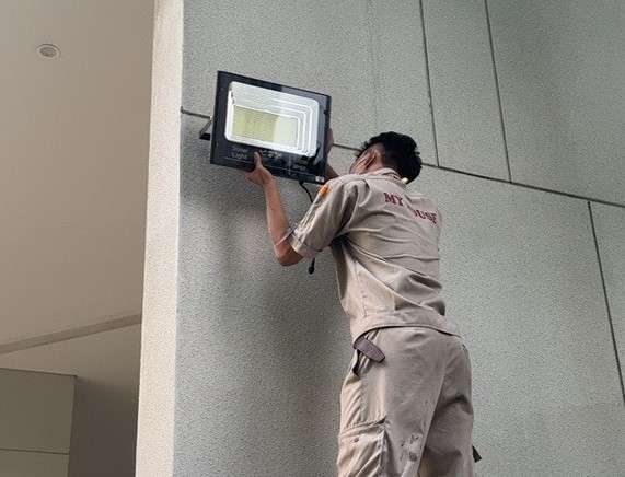 Lap den nang luong mat troi