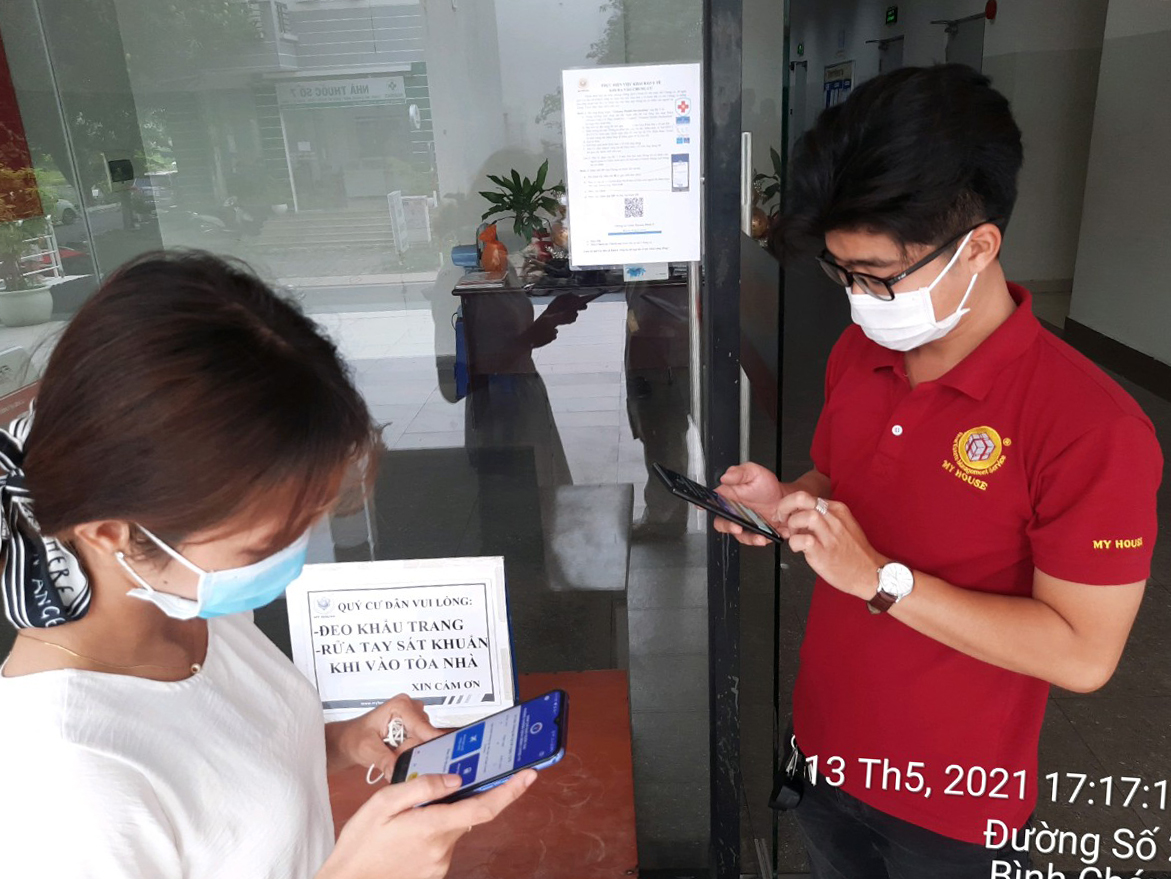 tat ca nhan vien cu dan khach cua my house ra vao toa nha deu check in phong chong dich covid 19