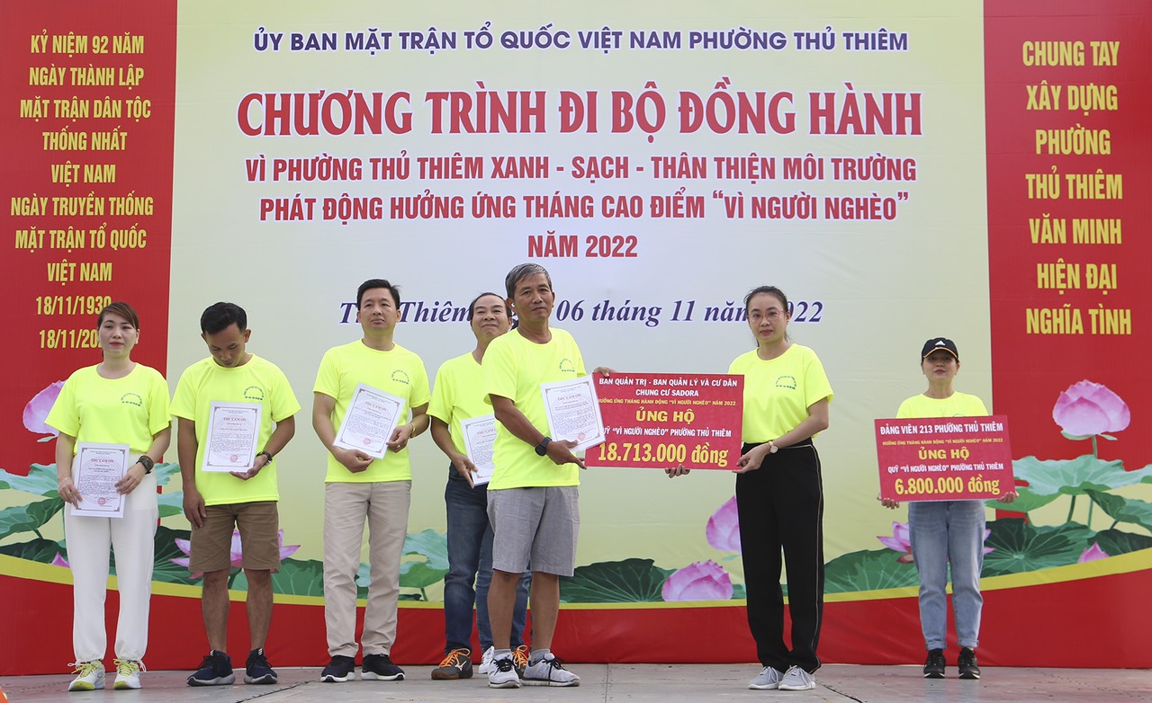 A group of people holding signsDescription automatically generated with medium confidence