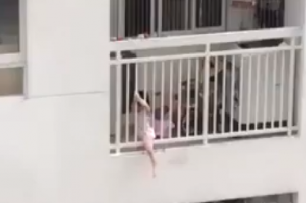 CẨN THẬN KHI CHO TRẺ EM TIẾP CẬN VUI CHƠI TẠI LAN CAN, BAN CÔNG KHU CHUNG CƯ CĂN HỘ CAO TẦNG