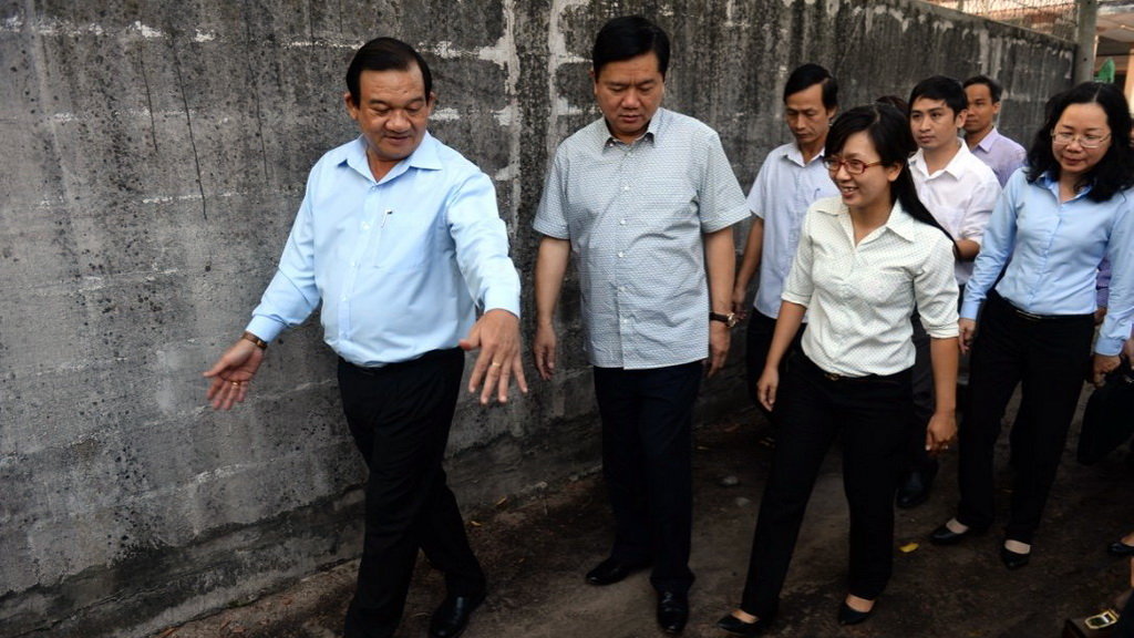 Bí thư thành ủy Đinh La Thăng bất ngờ thị sát chung cư “có thể sập bất cứ lúc nào”