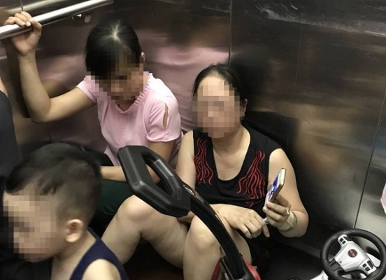 HÀNG CHỤC NGƯỜI HOẢNG LOẠN BỞI SỰ CỐ KẸT THANG MÁY TẠI TÒA NHÀ HỒ GƯƠM PLAZA